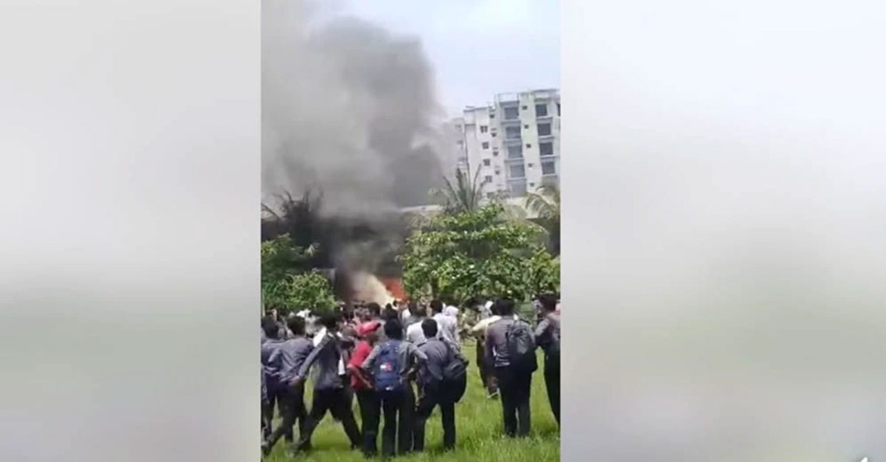 উত্তরায় বিমান বাহিনীর প্রশিক্ষণ বিমান বিধ্বস্ত, নিহত ১, শিক্ষাপ্রতিষ্ঠানে আতঙ্ক