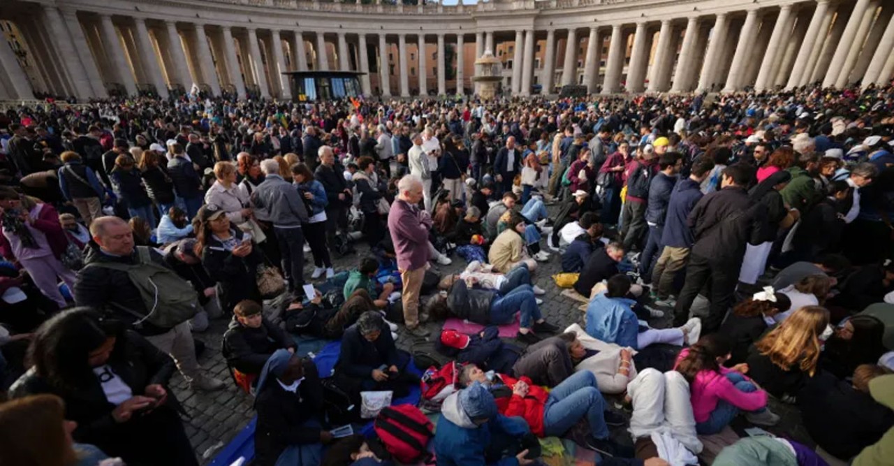পোপ ফ্রান্সিসের শেষ বিদায়: বিশ্বনেতা ও শোকাহত মানুষের সমাবেশ
