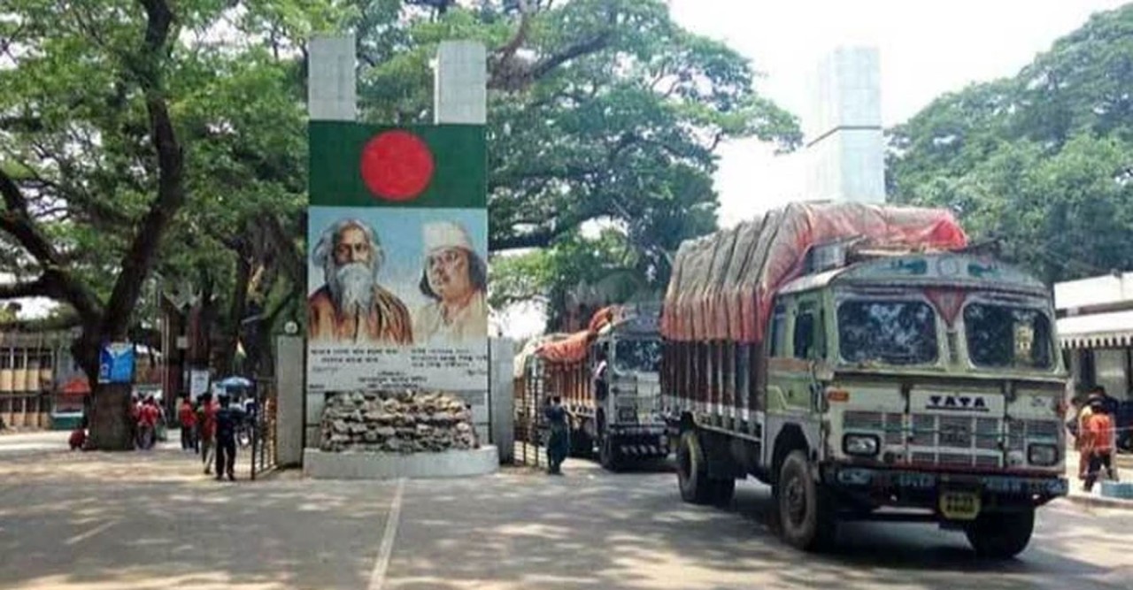 বাংলাদেশি পণ্যে নিষেধাজ্ঞা: পেট্রাপোলে বিপর্যয়ের আশঙ্কা, শ্রমিক-কর্মসংস্থান হুমকিতে
