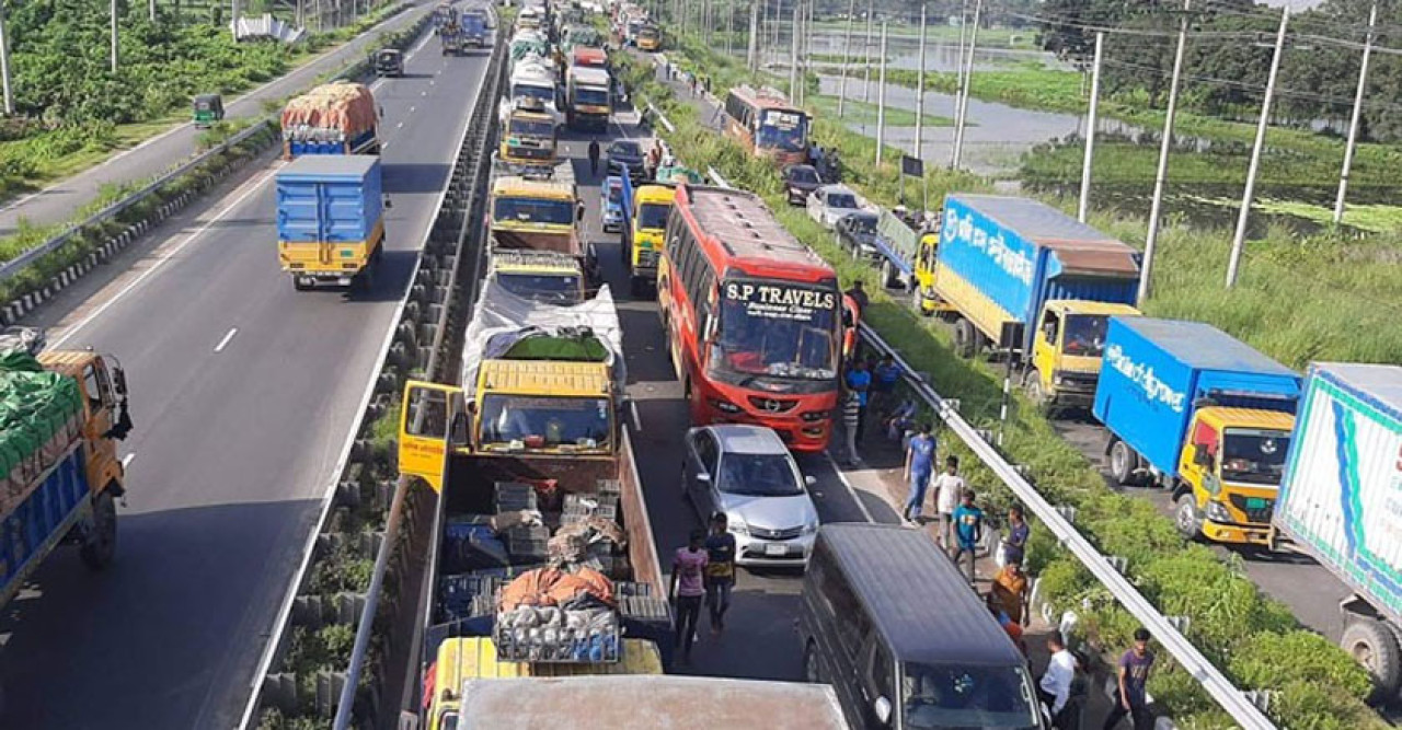 ২৫ কিলোমিটার যানজট টাঙ্গাইলে মহাসড়কে 