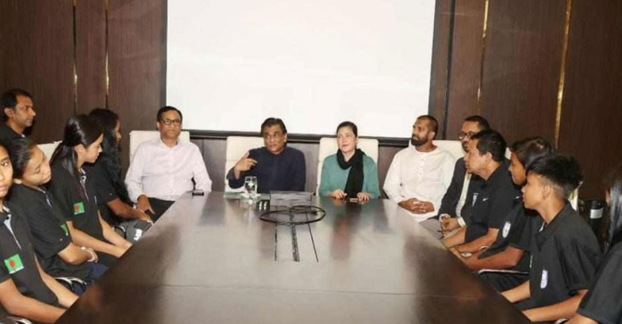 নারী ফুটবলারদের বোনাস দিলেন কাজী সালাউদ্দিন