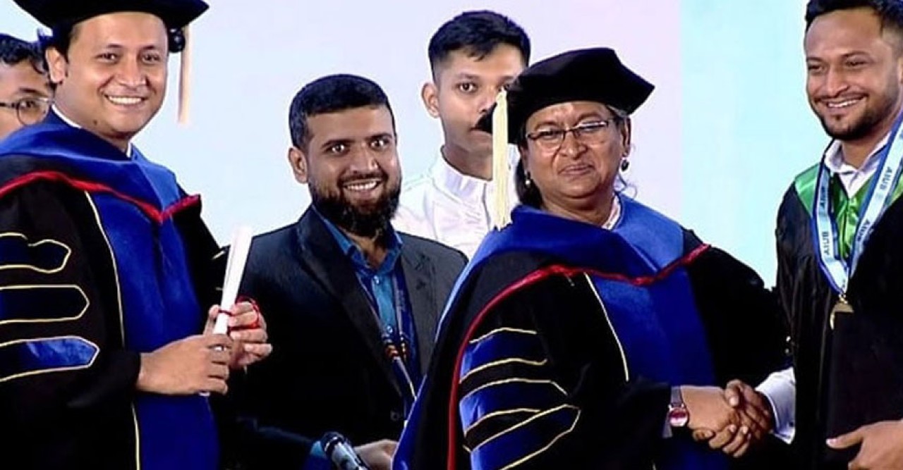 সমাবর্তন অনুষ্ঠানে সাকিবকে মেডেল পরিয়ে দিলেন শিক্ষামন্ত্রী