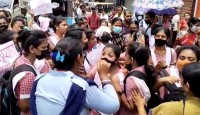 পাশ না করালে অনশন, আত্মহত্যা! উচ্চমাধ্যমিক ফেল পড়ুয়াদের অবরোধ যশোর রোডে