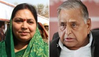 অসুস্থ মায়ের দেখাশোনার দায়িত্বে থাকা সেবিকার সঙ্গে প্রেম, তাঁকেই স্ত্রীর মর্যাদা দেন মুলায়ম!