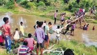 স্বাধীনতা ৭৬: কেউ কথা রাখেনি, নদীর উপর বাঁশ-কাঠের সেতু বানিয়ে নিলেন গ্রামবাসীরাই
