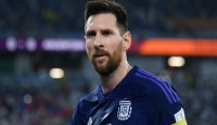 আলী দাইয়ির পাশে মেসি