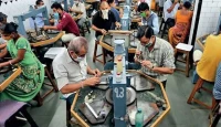 ট্রাম্পের শুল্কে সুরাটের হীরা শিল্পে অন্ধকার, লাখো শ্রমিকের জীবিকা হুমকিতে দীপাবলির আগে বন্ধ হতে পারে হাজার কারখানা