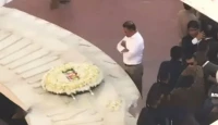 আবেগে ভাসলেন তারেক! দীর্ঘ ১৭ বছর পর বাবার কবরে ফুল দিয়ে যা করলেন দেখুন
