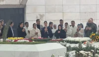নাতনিকে নিয়ে খালেদা জিয়ার কবরে আবেগঘন মুহূর্ত, জিয়া উদ্যানে পরিবারের নীরব প্রার্থনা