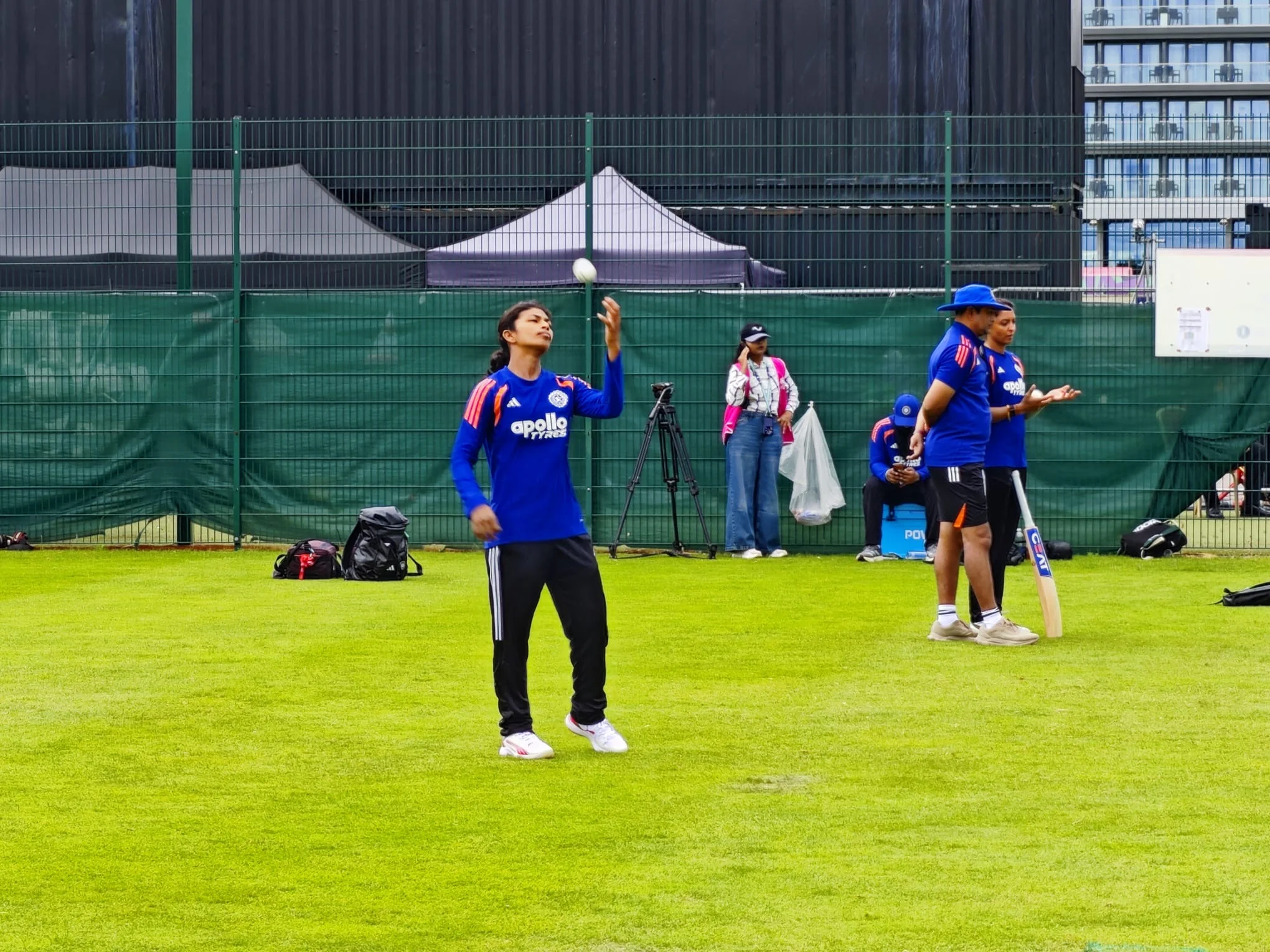 প্রেমা রাওয়াত ম্যানচেস্টারে দক্ষিণ আফ্রিকার লড়াইয়ের জন্য ভারত প্রস্তুত হওয়ার সময় কেন্দ্রে অবস্থান নেয়