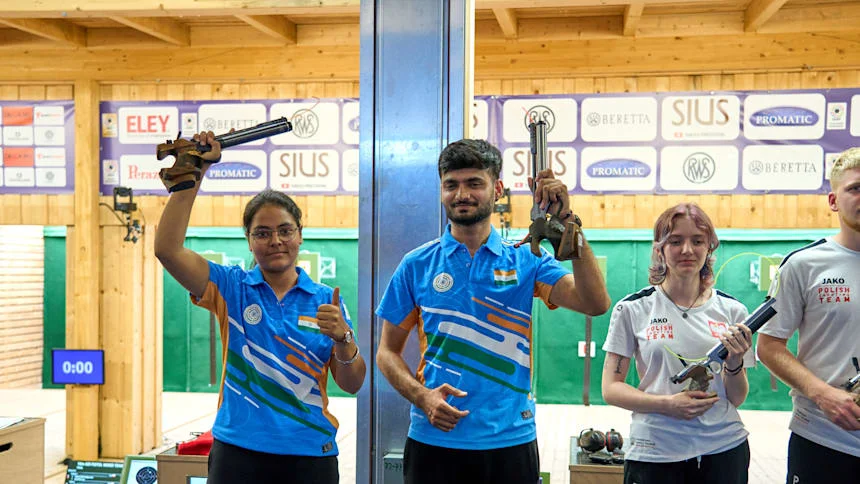 ISSF জুনিয়র ওয়ার্ল্ড চ্যাম্পিয়নশিপ - শিব নারওয়াল এবং বংশিকা চৌধুরী ভারতের জন্য রৌপ্য পদক জিতেছে
