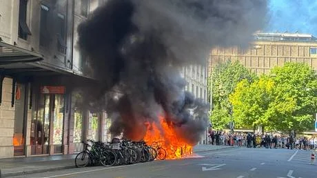 সুইজারল্যান্ডে G7 বিরোধী বিক্ষোভকারীদের সঙ্গে পুলিশের সংঘর্ষ (ভিডিও)