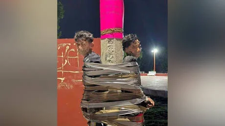 মেক্সিকান 'ব্যাটম্যান' ভিজিলান্ট ডাক্ট টেপ দিয়ে 'ইঁদুরের' পিছনে যায় (ফটোস)