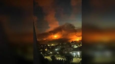 কিয়েভ রাতারাতি ক্ষেপণাস্ত্র হামলার রিপোর্ট করার পরে আগুন জ্বলছে (ভিডিও)