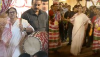  ঢাক বাজিয়ে, সাঁওতালি সুরের ছন্দে পা মিলিয়ে পুজো কার্নিভ্যাল জমিয়ে দিলেন মুখ্যমন্ত্রী