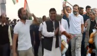 ভারত জোড়ো যাত্রায় বেরিয়ে বিজেপি অফিসের দিকে উড়ন্ত চুমু রাহুলের,