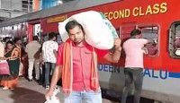 সত্যিকারের নায়ক! গরিব পড়ুয়াদের কোচিং চালাতে অধ্যাপনার পাশাপাশি কুলির কাজ করেন এই যুবক