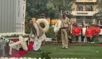 ফের বিতর্কে মহারাষ্ট্রের রাজ্যপাল, জুতো পায়ে ২৬/১১ শহিদদের শ্রদ্ধাজ্ঞাপন কোশিয়ারির