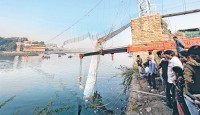 মোরবি সেতু ভাঙার দায় চাপল পুরসভার উপর! সদস্যদের পদত্যাগের নির্দেশ গুজরাট সরকারের 
