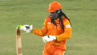 বাউন্ডারি হাঁকাতে গিয়ে ব্যাট ভাঙলেন ক্রিস গেইল