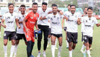 পুলিশকে ধাক্কা দিয়ে ফাইনালে মোহামেডান
