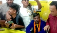 উদ্বোধনের জন্য দোকানে হিরো আলম; ফোন চুরি দোকানির