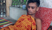 অর্থের অভাবে গুলিবিদ্ধ স্বামীকে সুস্থ করতে সন্তান বিক্রি স্ত্রীর