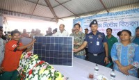সোলার প্যানেলের আলোয় আলোকিত দুর্গম পার্বত্যঞ্চল