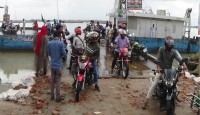 গাড়ি না থাকায় চলেনি মাঝির ঘাট- শিমুলিয়া-ফেরি : হাজার হাজার মোটর সাইকেল আটকা