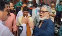 ঢাকা সড়ক পরিবহন নিয়ন্ত্রণে নিতে দুই গ্রুপের হাতাহাতি 