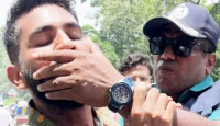 সেই শিক্ষার্থীর মুখ চেপে ধরায় বরখাস্ত হলেন পুলিশ পরিদর্শক আরশাদ