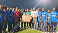 সিলেট স্টেডিয়ামের মাঠকর্মীদের টিভি উপহার দিলেন মিরাজ