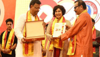 কলকাতায় সম্মাননা পেলেন মেহরীন