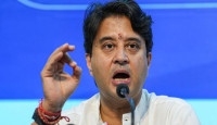 বিজেপিতে মোহভঙ্গ জ্যোতিরাদিত্য সিন্ধিয়ার অনুগামীর, নির্বাচনের মুখে ফিরলেন কংগ্রেসে