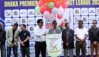 বৃষ্টির মধ্যেই মাঠে গড়ালো ডিপিএলের আসর