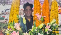 দুই দিবসকে ঘিরে কদর বেড়েছে ফুলের