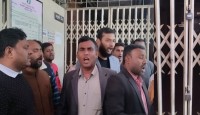 ভিসির কার্যালয়ে ফের তালা লাগিয়ে আন্দোলন, পুলিশ মোতায়েন