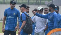 প্রথম সাক্ষাতেই ক্রিকেটারদের অবাক করলেন হাথুরুসিংহে