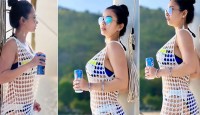 খোলামেলা পোশাকে সমুদ্রে মোনামী