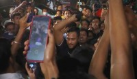 ক্যাপ টান দেওয়ায় ক্ষিপ্ত হয়ে ভক্তকে পেটালেন সাকিব