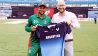সাকিবকে আর্জেন্টিনার ক্রিকেট দলের জার্সি উপহার দিলেন অ্যান্ড্রু লেওনাড