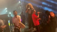 যে কারণে মঞ্চে গিটার ভেঙেছেন সুহার্তো