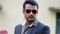  নারীবিদ্বেষী মন্তব্য করায় অভিনেতাকে জুতা নিক্ষেপ