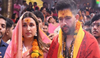 মন্দিরে জুতা পায়ে প্রবেশ, তোপের মুখে রাঘব-পরিণীতি