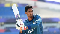 অনুশীলন ছেড়ে অসুস্থ মায়ের পাশে রিয়াদ